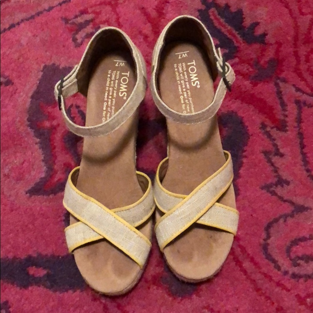 Tom’s wedge espadrille